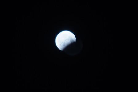 eclissi parziale di luna 16AGO08_ (19).JPG